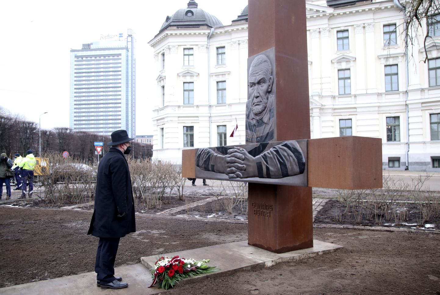 Valsts prezidents Egils Levits noliek ziedus pie Latvijas brīvības cīnītāja Gunāra Astras piemiņai veltītā pieminekļa "Nebaidies!" atklāšanas pasākumā Baumaņa skvērā pretim tiesas ēkai, kurā viņu 1983.gadā notiesāja LPSR Augstākā tiesa.