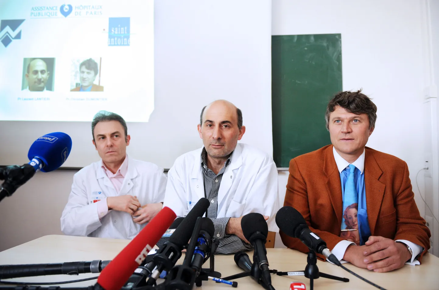 Henri Mondori haigla kirurgid Jean-Paul Meningaud (vasakul), Christian Dumontier (paremal)ja Laurent Lantieri pressikonverentsil. Nende kirurgide juhtimisel tehti operatsioonid, kus üks põlenud nahaga patsient sai endale uue näo ja käed