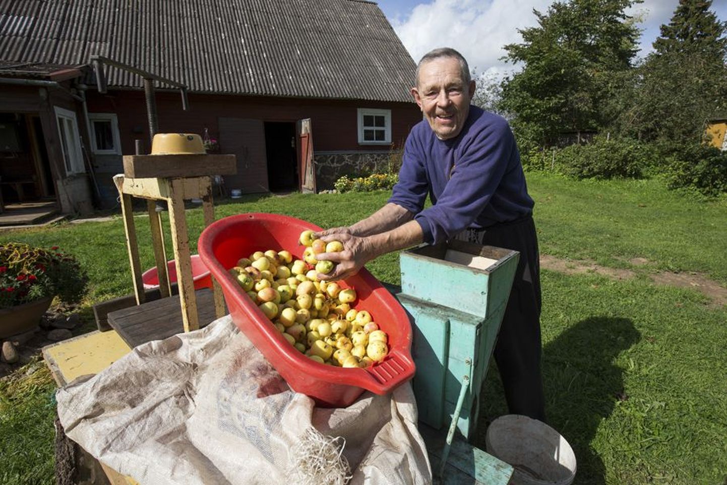 Viiratsi lähistel asuva Vennijaagu talu peremees Rein Ardla pressib oma tarbeks õunu poole sajandi vanuse aparatuuriga, mis töötab laitmatult.