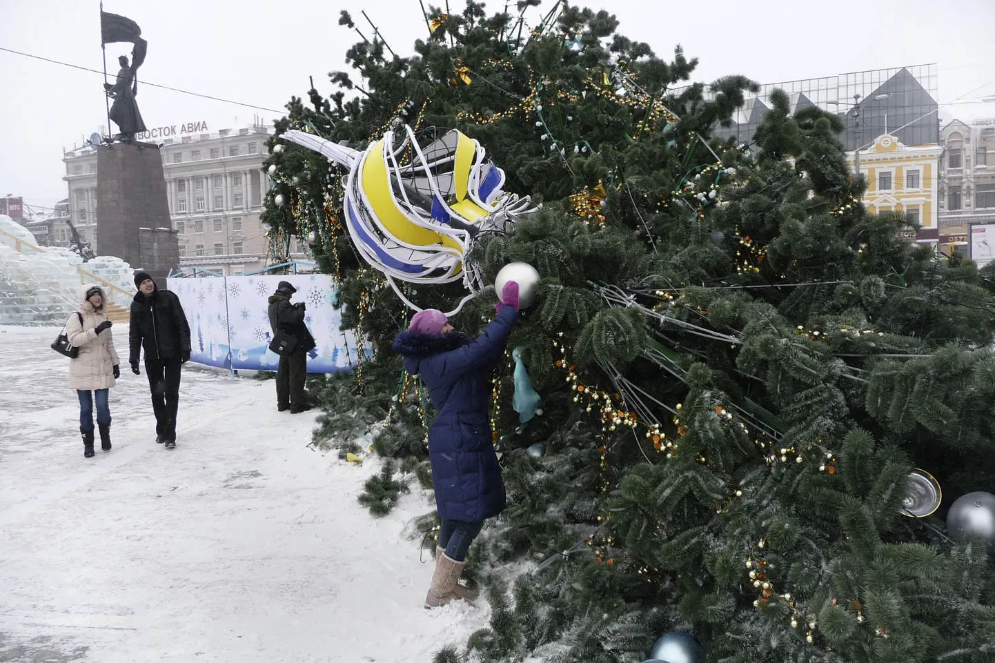 Ветер повалил елку на центральной площади Владивостока.