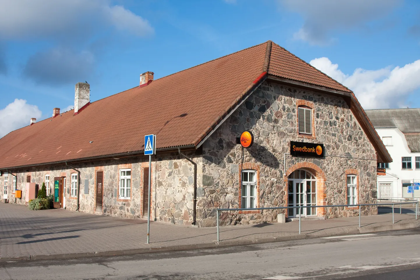 Swedbanki pangateenuste maht Tõrva kõrtsihoonesse jäävas pangapunktis küll väheneb, kuid lihtsamad tehingud saavad ka tulevikus kodulinnast lahkumata tehtud.