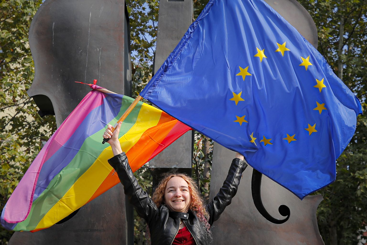 Euroopa Liidu lipp (paremal) ja seksuaalvähemuste lipp. Pilt on illustreeriv
