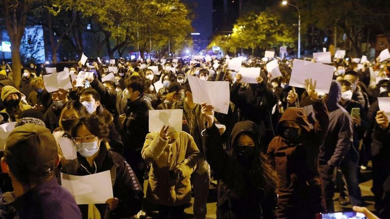 Держа в руках чистые листы бумаги, протестующие в Китае пытаются избежать наказаний из-за цензуры