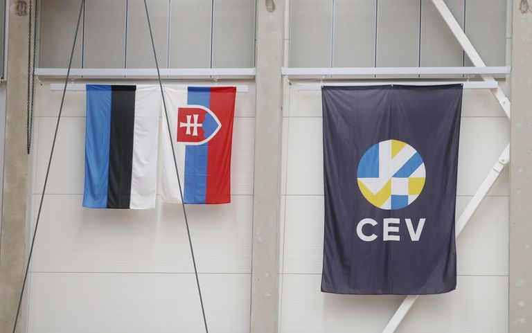 Eesti lipp, Slovakkia lipp ja hiiglaslik CEVi lipp.