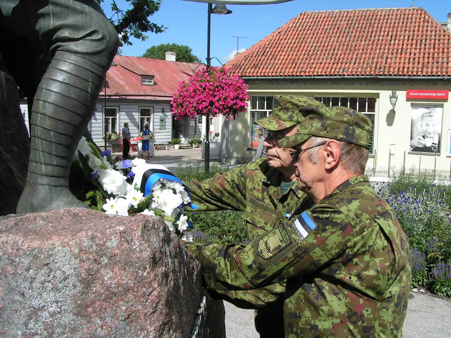 PÄRG KAITSELAHINGUTE KANGELASTELE: Mälestamaks 1944. aasta kaitselahingutes hukkunuid, asetasid pärja Kuressaare Vabadussambale Paul Aav ja Sulev Metshein.