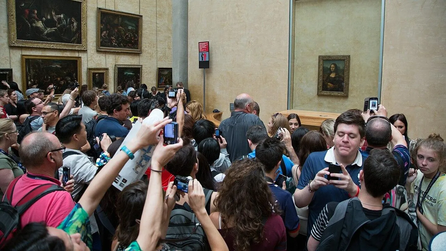 Suured kogused huvireisijaid viivad sageli hinnad üles, elamuse aga alla. Pildil püüavad turistid Louvre’is «Mona Lisat» vaadata.