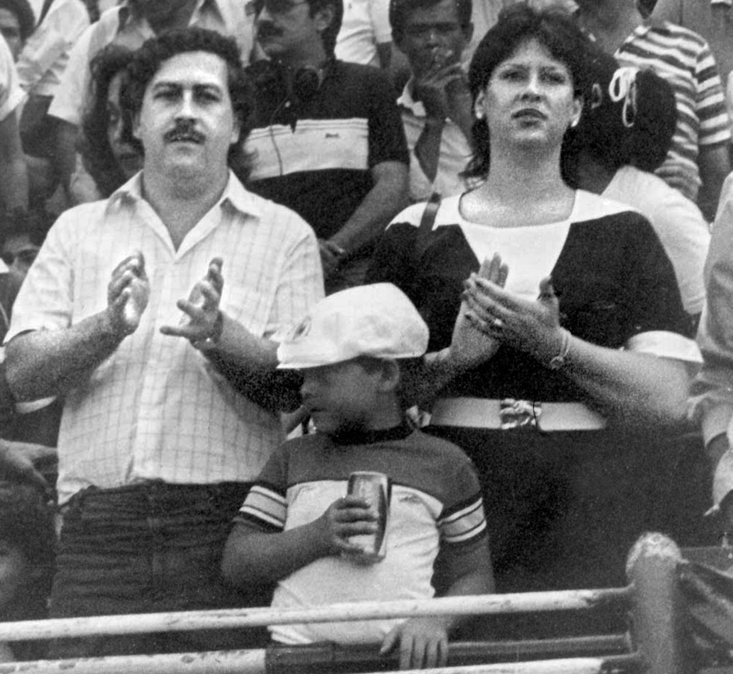 Fotol Pablo Escobar, tema naine Victoria Eugenia Henau ja poeg Pablo Escobar.