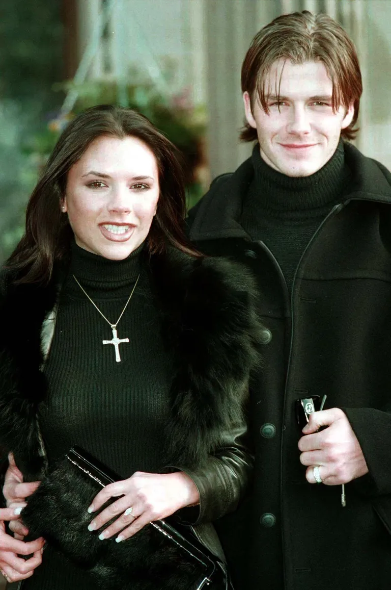 Victoria Adams ja David Beckham teatavad kihlumisest.