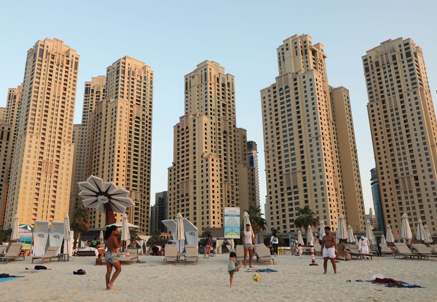 Пляж в Дубае заманчив, но надо быть готовым к неожиданностям.