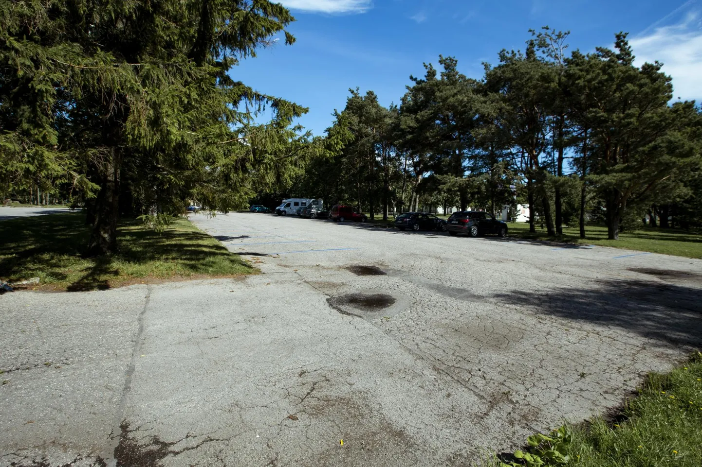 Pärnu naisteranna parklas avatavas mobiilses koroonaviiruse testipunktis saab proovi anda nii autost kui jala saabudes.