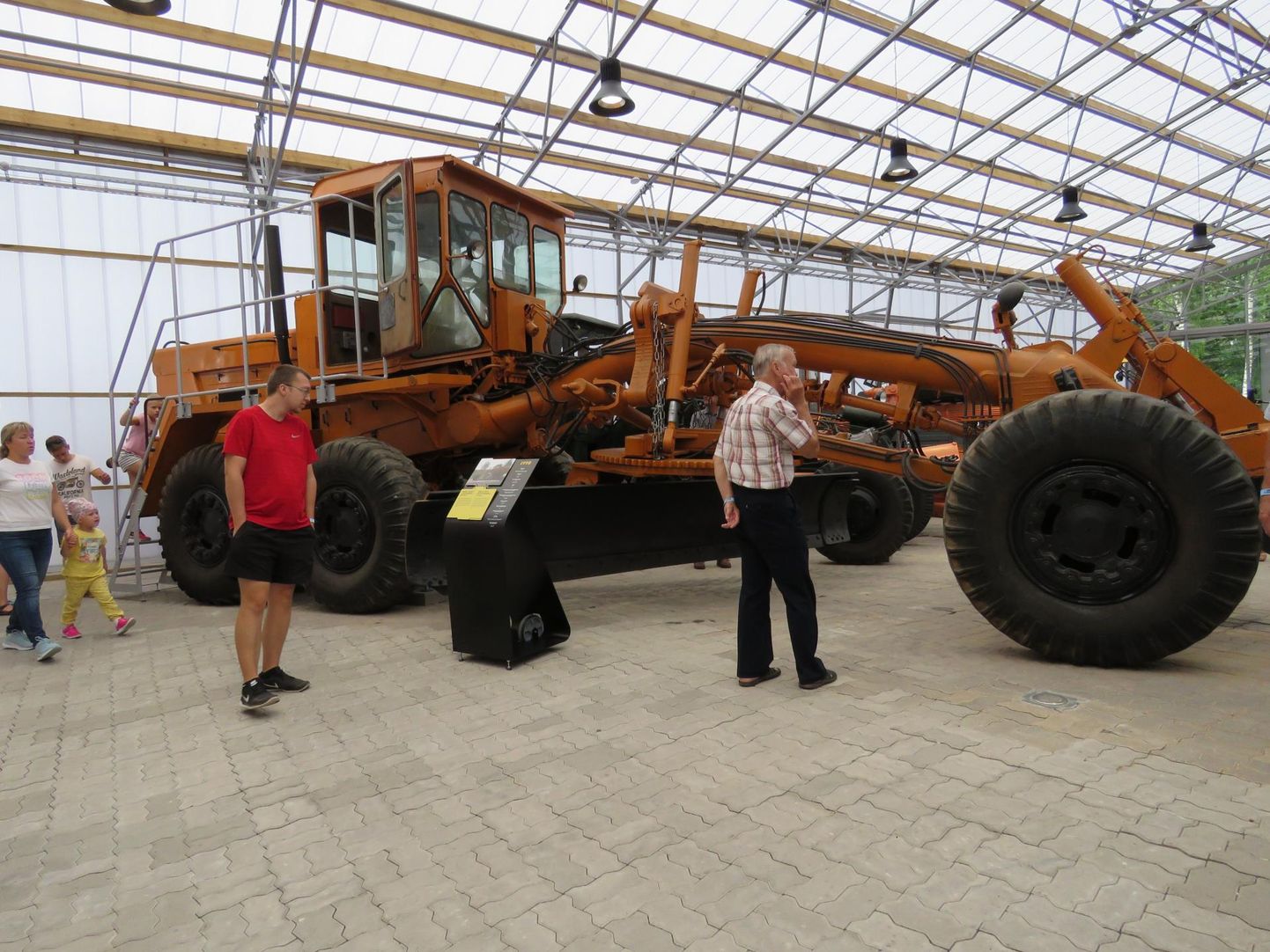 Laupäeval avati Põlvamaal Varbusel maanteemuuseumi uues masinahallis elamuslik püsiekspositsioon «Masinate valitsemine». 