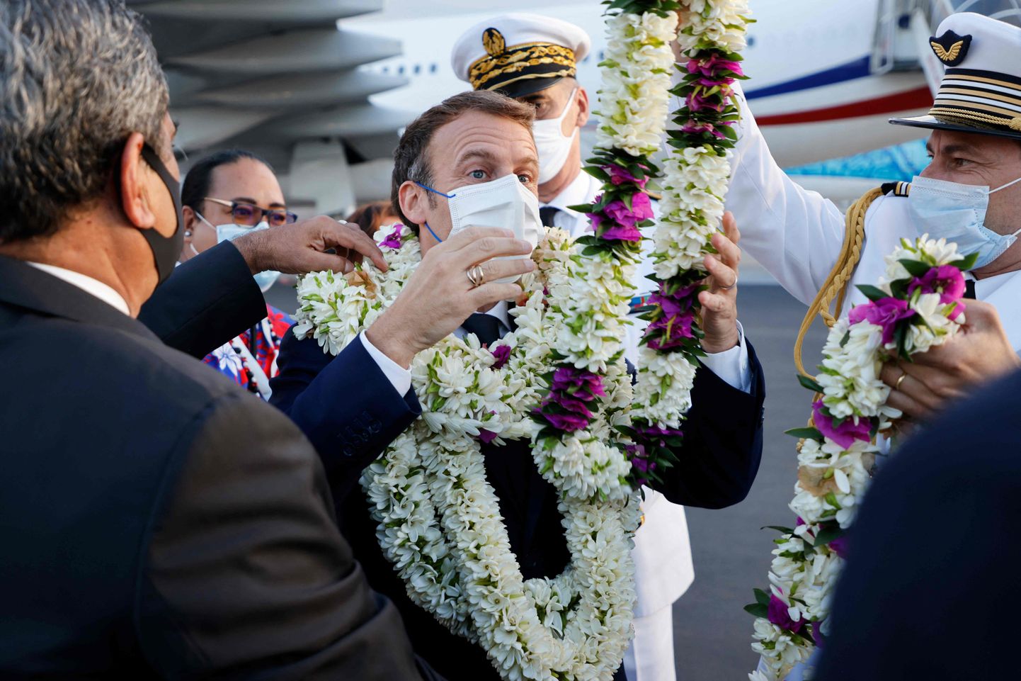 Президент Франции Эммануэль Макрон в международном аэропорту Фааа