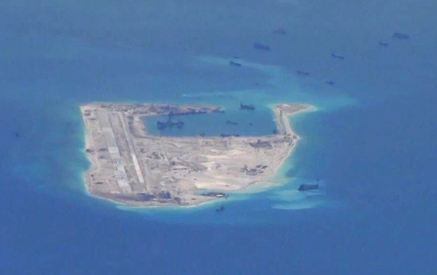 Hiina alused vaidlusaluse Spratly saarestiku ümbruses Lõuna-Hiina meres. Kaader USA valvelennukite tehtud videost.