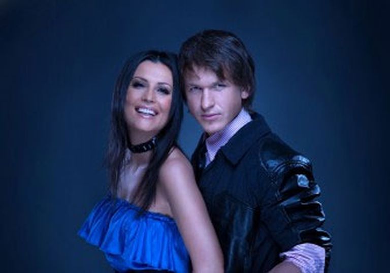 "Zvaigžņu lietus" uzvarētāju duets dziedātāja Yana Kay un aktieris Intars Rešetins 