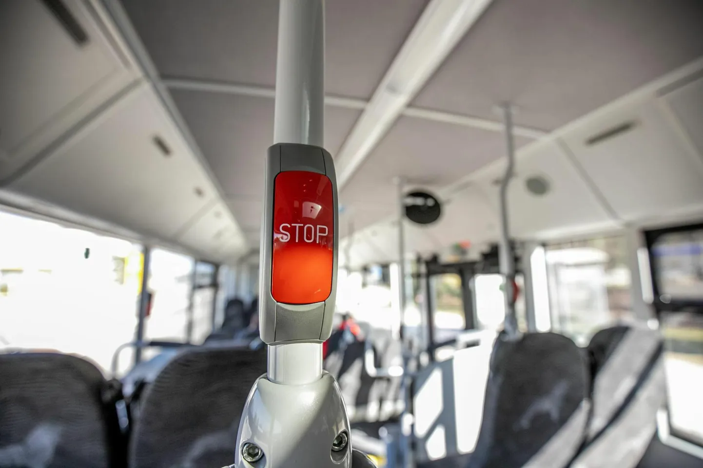 Хотя пассажирка автобуса нажала на кнопку «Стоп», вероятно, водитель по какой-то причине не получил сигнал, что человек хочет выйти.