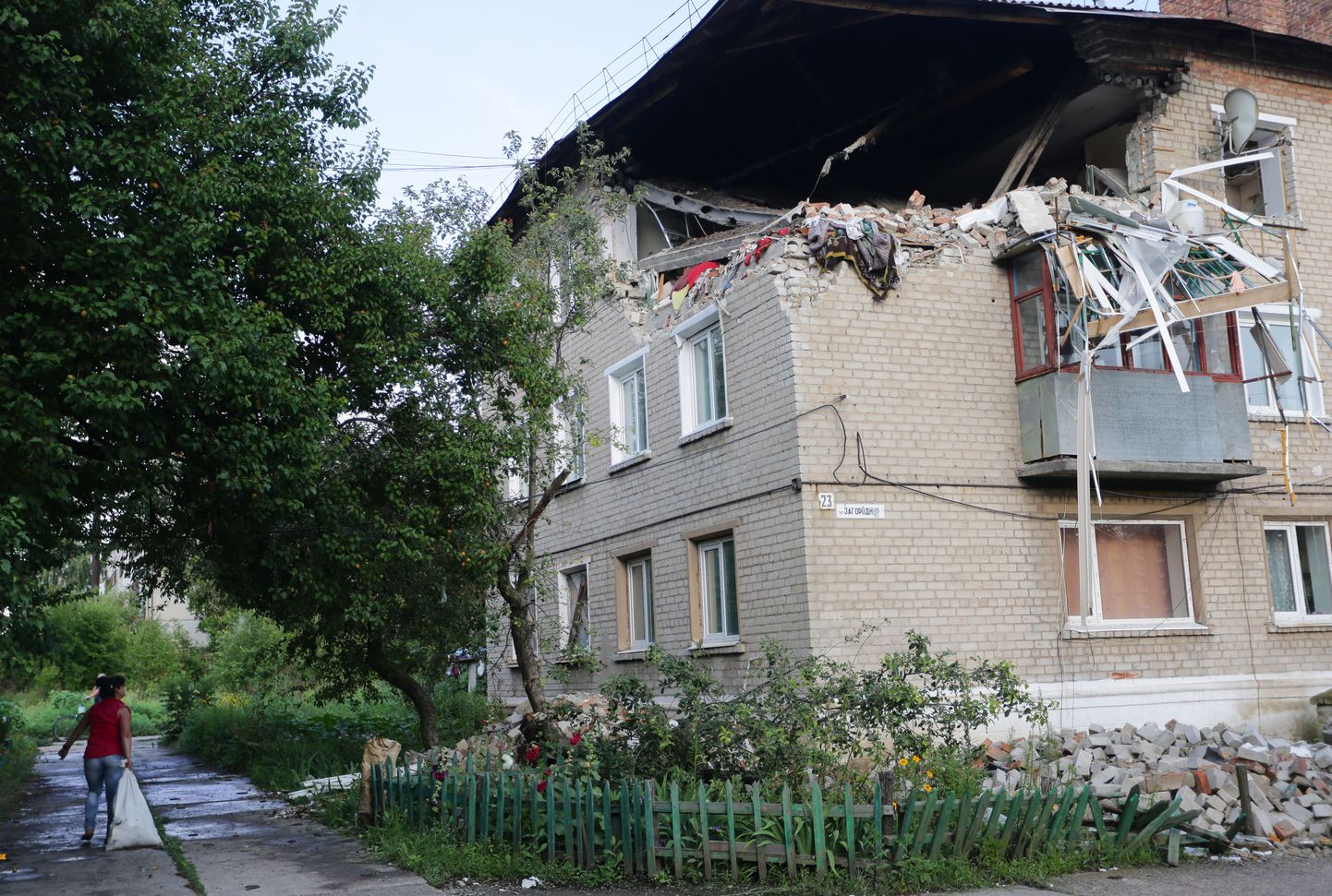 Sõjategevuses kannatada saanud hoone Ida-Ukrainas.