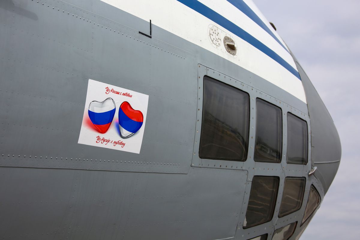 Foto fragments no Krievijas militārās lidmašīnas pirms izlidošanas ar humāno palīdzību Covid-19 apkarošanai uz Serbiju