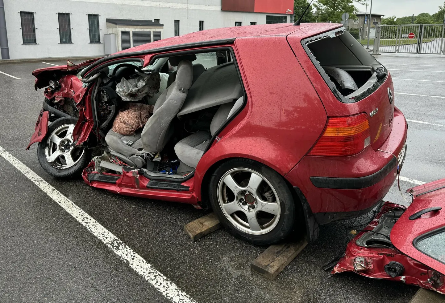 Volkswagenist inimeste kätte saamiseks tuli päästjatel sõiduki üks külg maha lõigata. Mõlemad autod transporditi politsei parklasse.