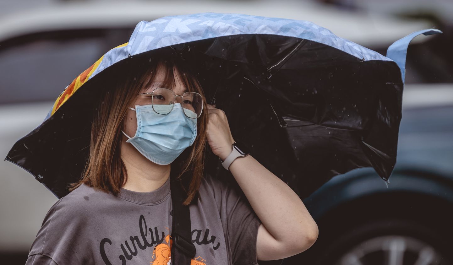 Shanghai elanikud taifuuni eest varju otsimas.EPA/ALEX PLAVEVSKI