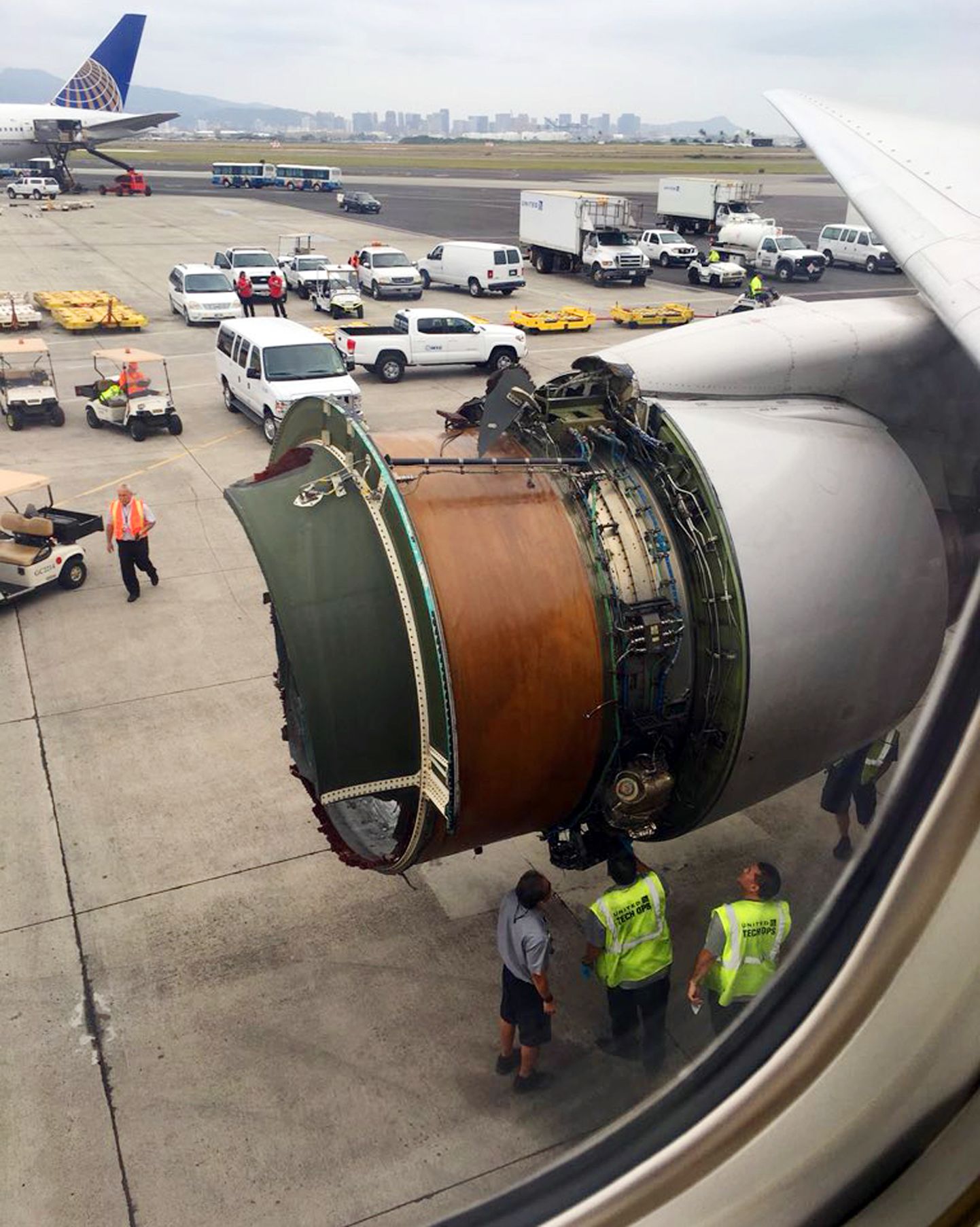 Õhus lagunema hakanud mootoriga United Airlinesi lennuk.
