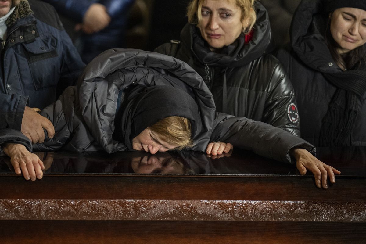 Женщина у гроба сына, погибшего на востоке Украины. Львов