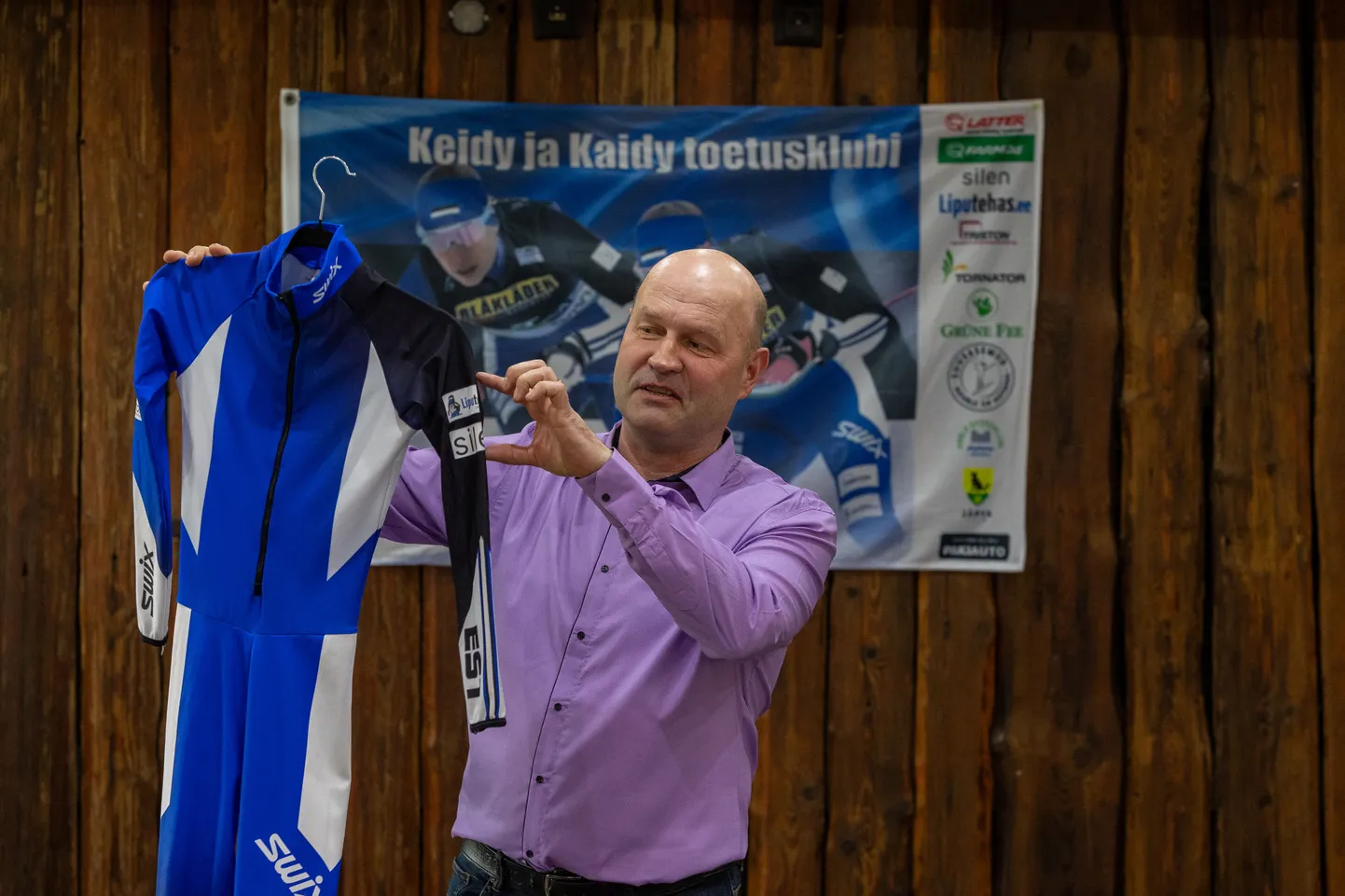 Reimo Kaasiku võtab Leo Matikainenilt teatepulga üle.