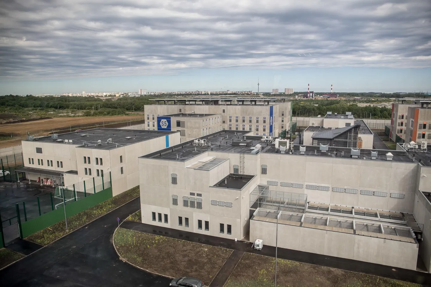 74 miljonit eurot maksnud uue Tallinna vangla kõiki kohti ei plaanitagi täis võtta, sest see poleks kooskõlas suundumusega võimaldada igale vangile oma kambrit.