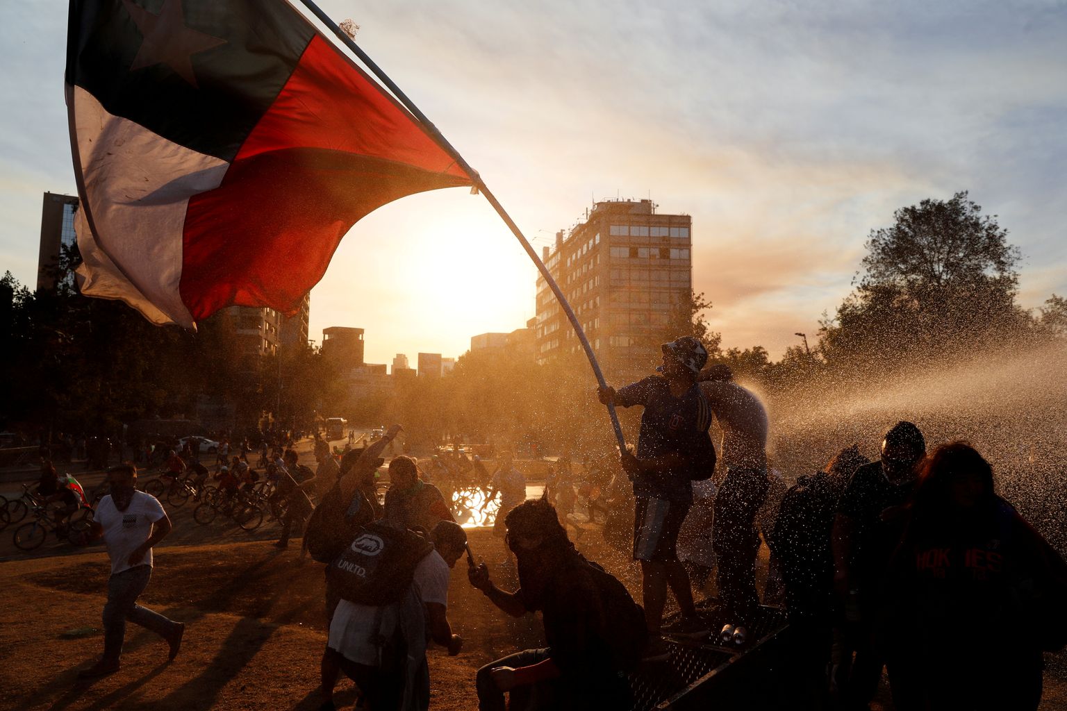 Pisaragaasi ja veekahurite alla jäänud meeleavaldajad eile Tšiili pealinnas Santiagos.