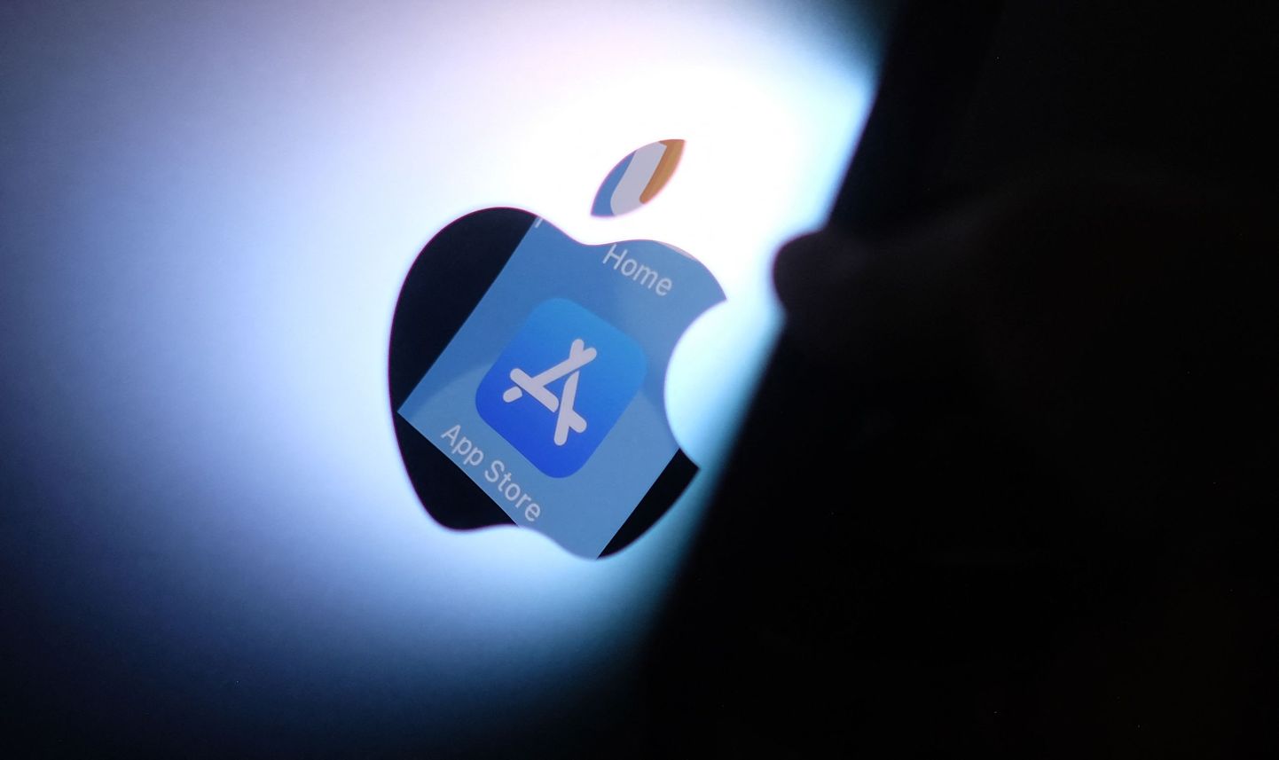Apple'i äpipoe App Store äpp peegeldumas iMaci kaanelt.