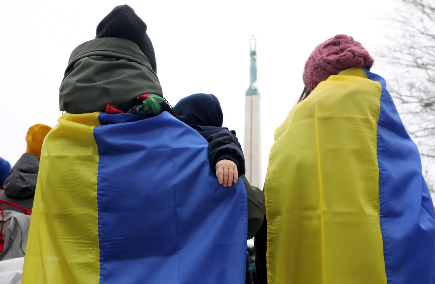 Украинские беженцы у памятника Свободы в Риге