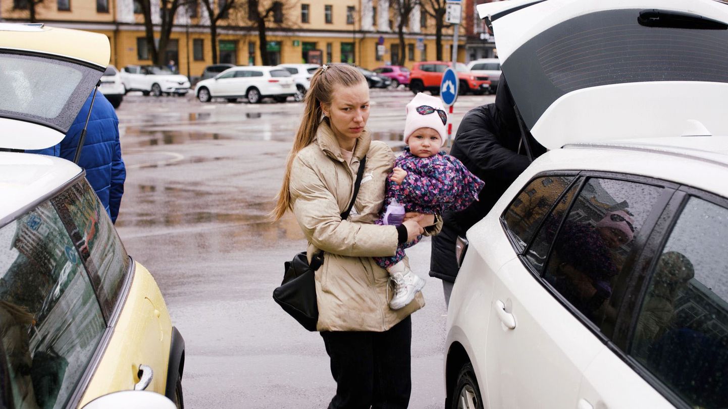 According to Oksana from Mariupol, they carried their one-year-old daughter Milat with her husband for the last three days. According to the woman, it was not comparable to sitting in the basement of a house for three weeks in the shelter from the bombing, living there.