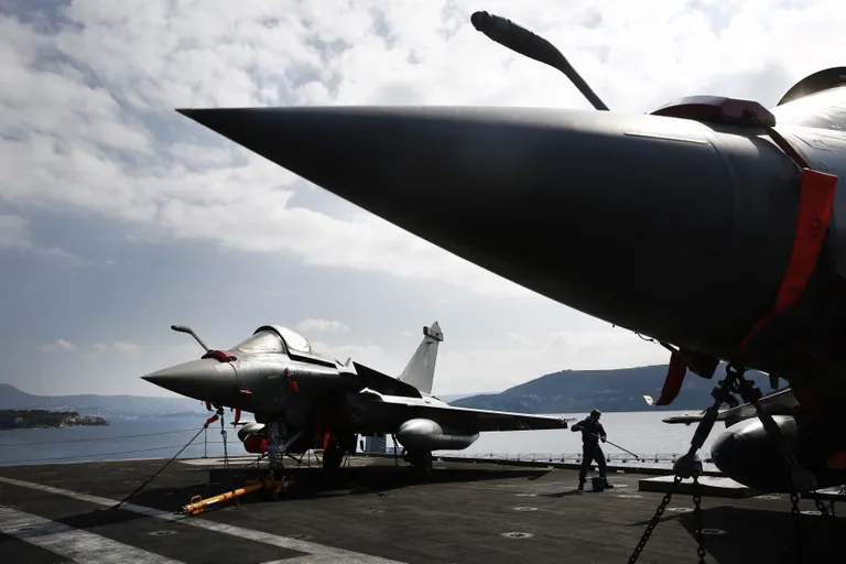 Французские военные самолеты Rafale.