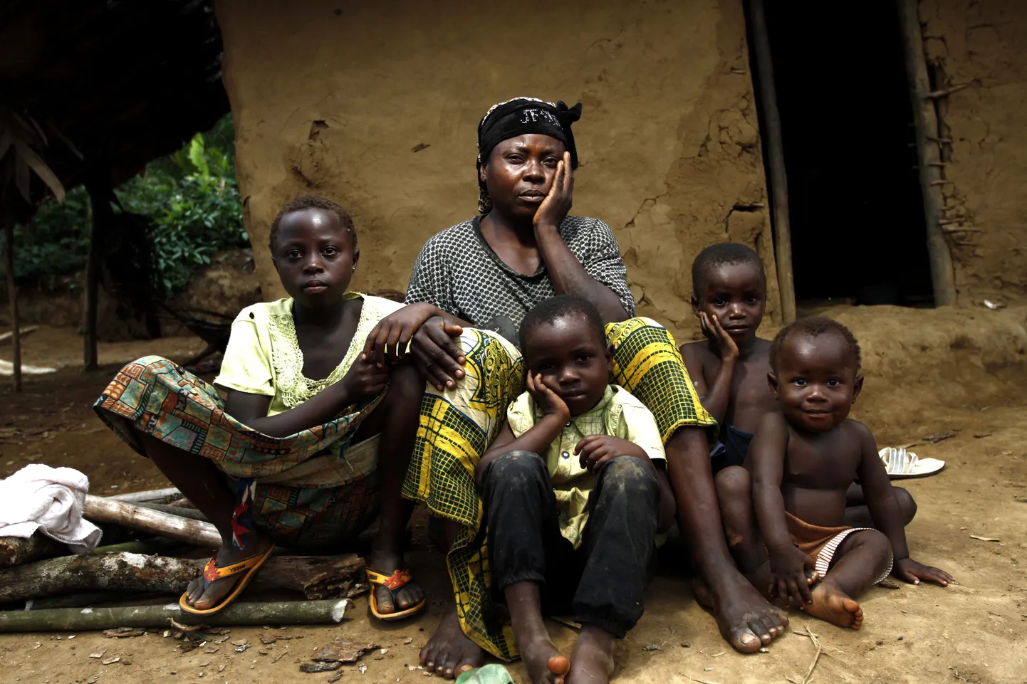 46-летняя женщина, которая была изнасилована вместе со своей 15-летней дочерью (ее нет на снимке) тремя руандийскими боевиками.
