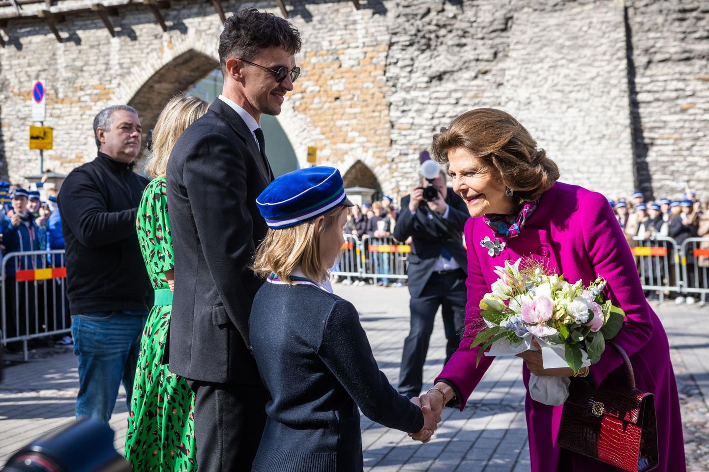 Kuninganna Silviat tervitas Gustav Adolfi gümnaasiumi juures eile hommikul direktor Henrik Salum koos monarhile lillekimbu ulatanud koolitüdrukuga.

 