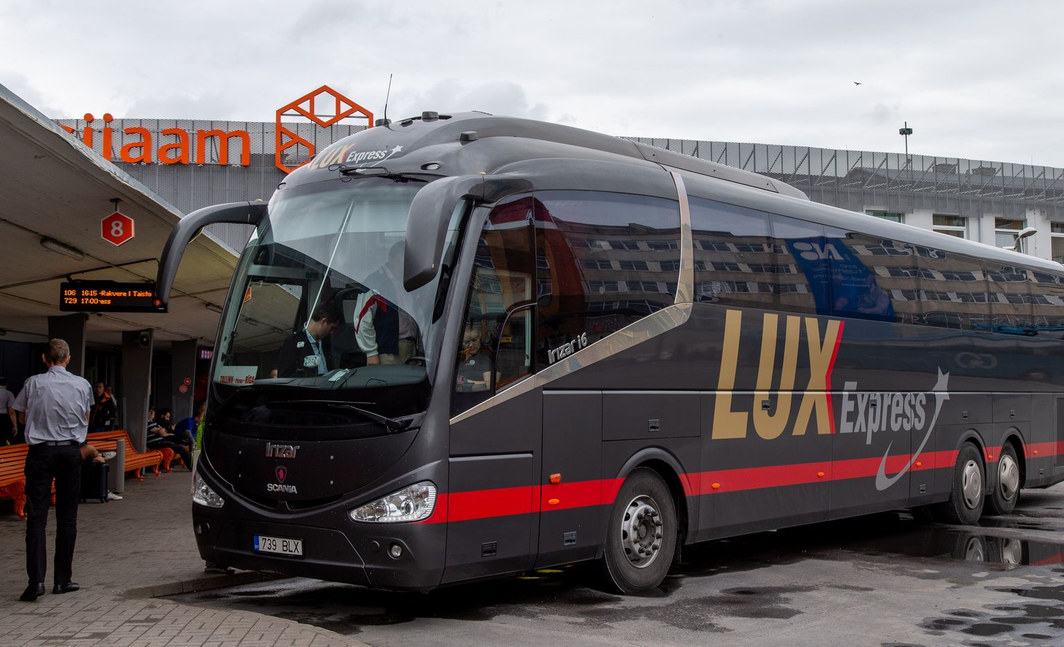 Сергей постоянно пользуется услугами Lux Express. Автобусами он очень доволен, а вот решением вопросов с обслуживающим клиентов персоналом, вовсе нет.