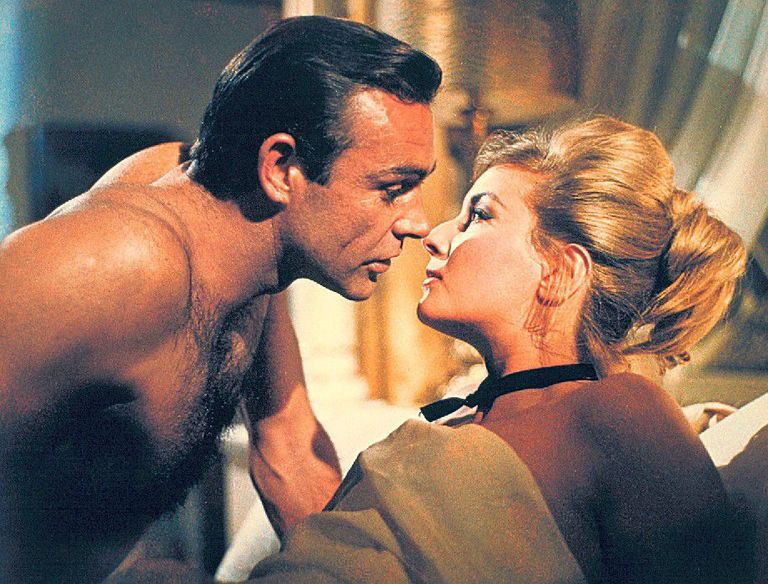 Puhas klassika: James Bond (Sean Connery) vallutamas Tatjana Romanovat (Daniela Bianchi) 1963. aasta filmis «Armastusega Venemaalt». / Scanpix