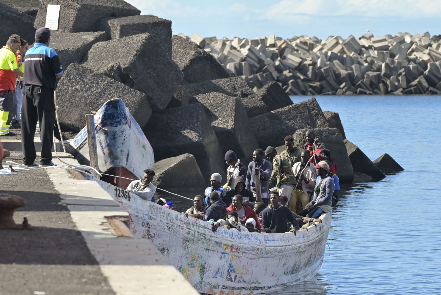 Migrandid saabumas väikese paadiga La Restinga sadamasse El Hierro saarel Kanaaridel.