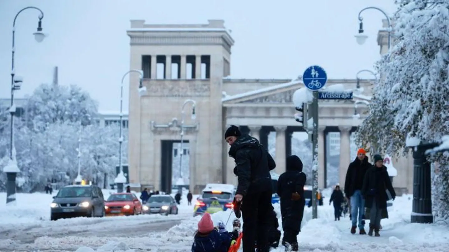 По данным метеослужб, в субботу в Мюнхене выпало более 40 сантиметров снега.