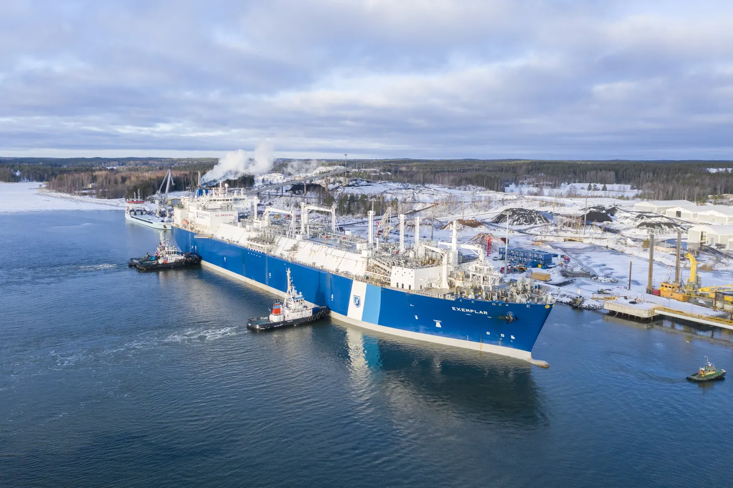 Soomlaste renditud ujuv LNG-terminal Exemplar saabumas Inkoo sadamasse 2022. aasta detsembri lõpus