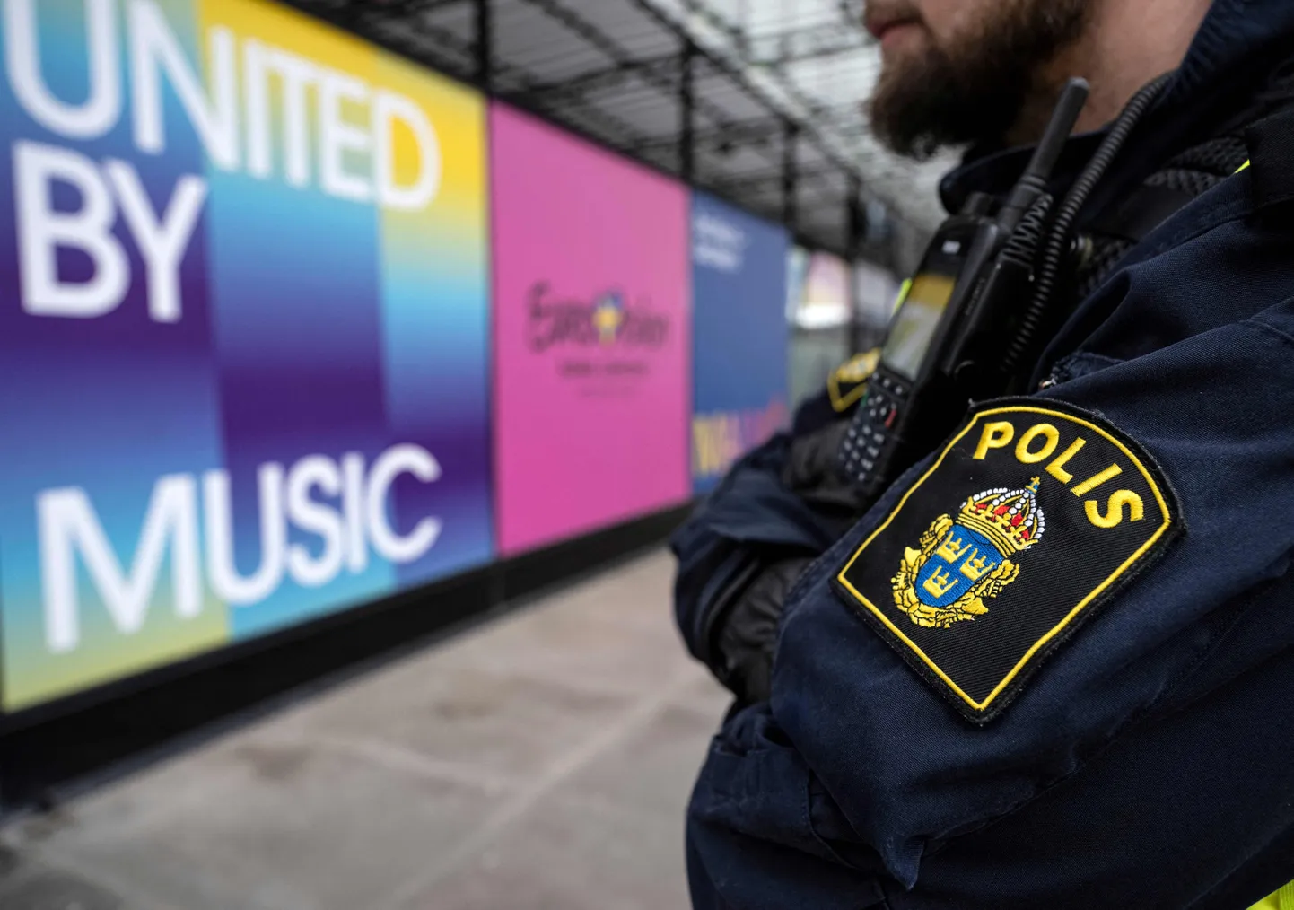 Politseinik patrullib Lõuna-Rootsis Malmös Eurovisiooni lauluvõistluse toimumispaiga juures.