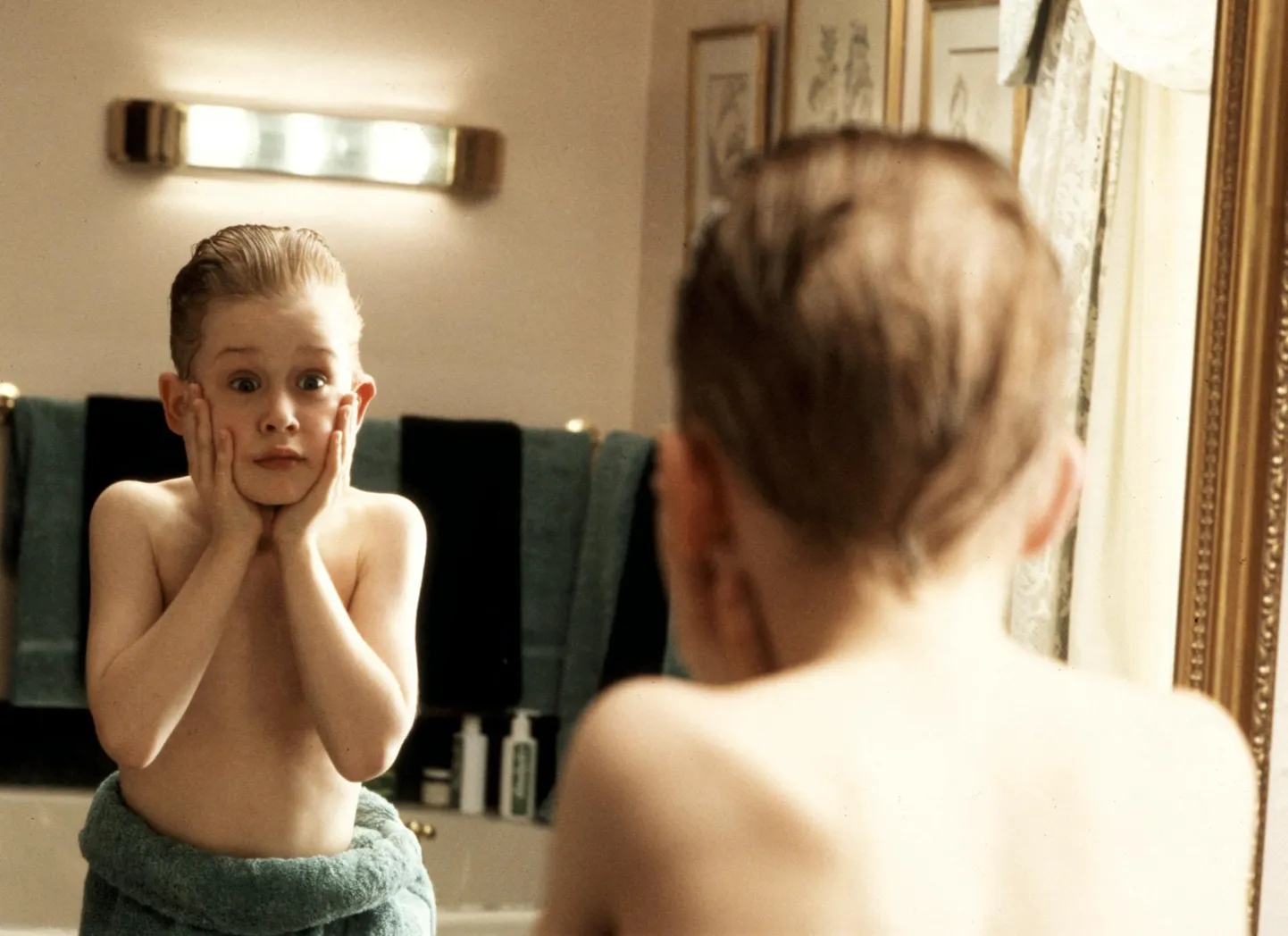 Macaulay Culkin filmis «Üksinda kodus» (1990).