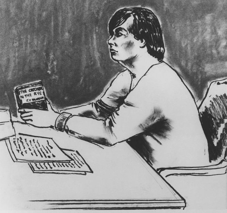 Убийца Джона Леннона Марк Чэпман на досудебных слушаниях в Уголовном суде Манхэттана зачитывает фрагменты из романа "Над пропастью во ржи"