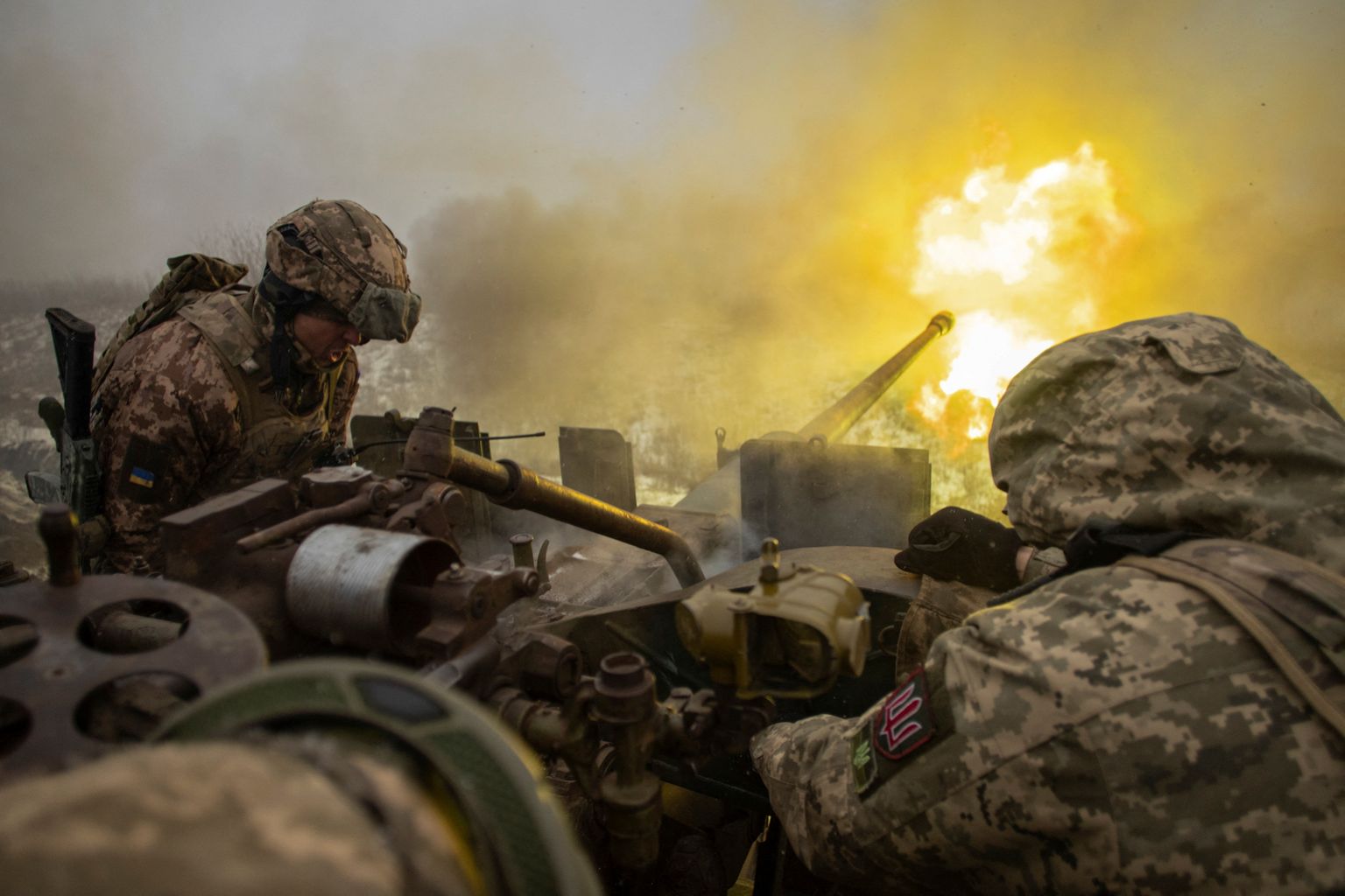 Ukraina sõjaväelased tulistasid 15. jaanuaril 2023 õhutõrjekahurist Venemaa positsioonide suunas Donetski oblastis Bahmuti linna lähedal rindel