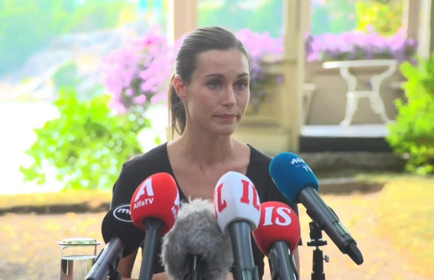 Sanna Marin meediale aru andmas.