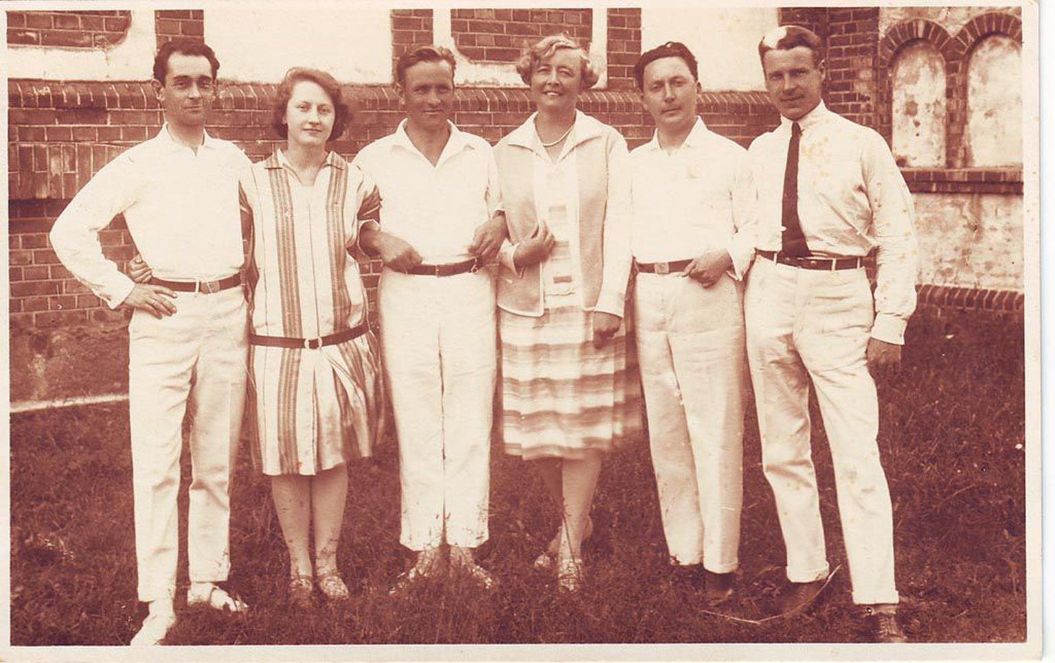 Võimlemispedagoog Anna Raudkats (vasakult neljas) lektorina 1928. aasta suvekursustel Pärnus.