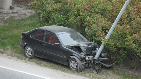 FOTOD ⟩ Laagna teel vastu posti sõitnud BMW juht lahkus sündmuskohalt