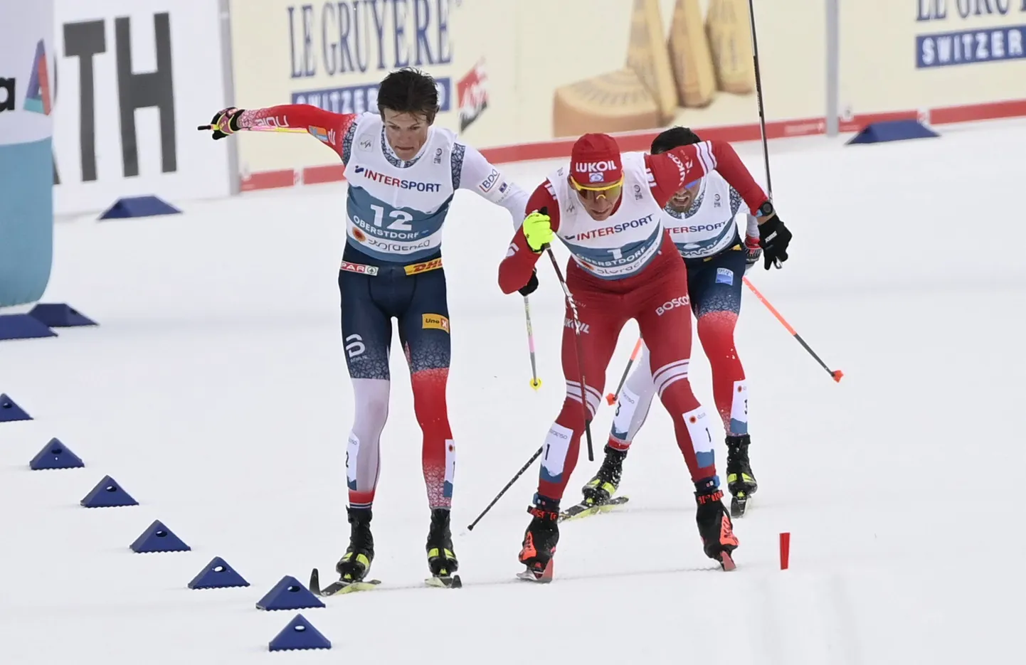 Johannes Høsflot Klæbo (vasakul) ja Aleksander Bolšunov ei mahtunud koos lõpusirgele ära.