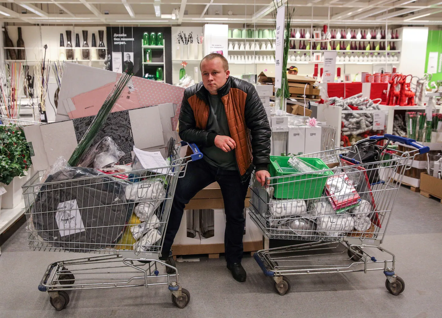 Vene mees Moskva lähistel IKEA mööblipoes selle nädala kolmapäeval. Päev hiljem tõsteti seal hindasid.