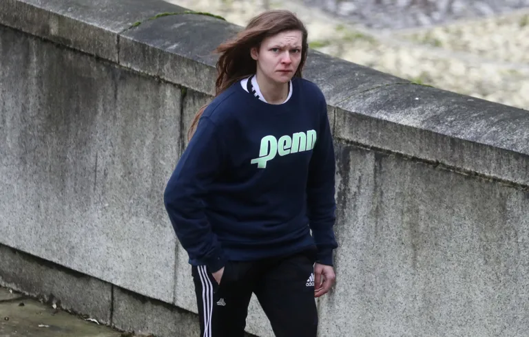 Suurbritannias algas täna kohus Gemma Wattsi üle, keda süüdistatakse paljude teismeliste tüdrukute petmises ja seksuaalses ärakasutamises.