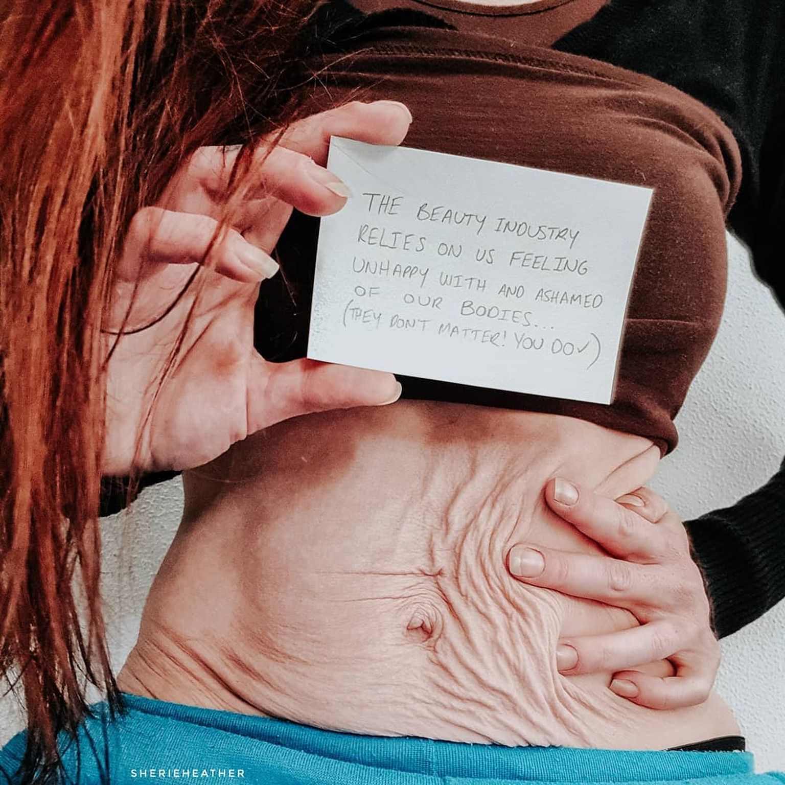 Lietotājas "sherieheather" Instagram ierraksts. Teksts bildē: "Skaistumkopšanas industrija balstās uz mūsu nedrošību un bailēm no sava ķermeņa. Viņi nav svarīgi - tu esi!"